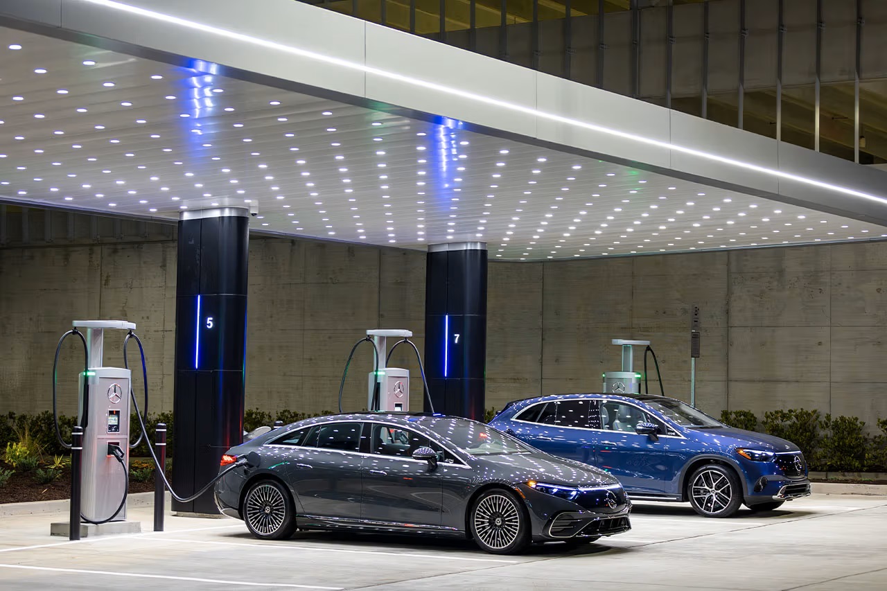 Mercedes-Benz เปิดตัวสถานีชาร์จรถยนต์ไฟฟ้าประสิทธิภาพสูงแห่งแรกในสหรัฐอเมริกา