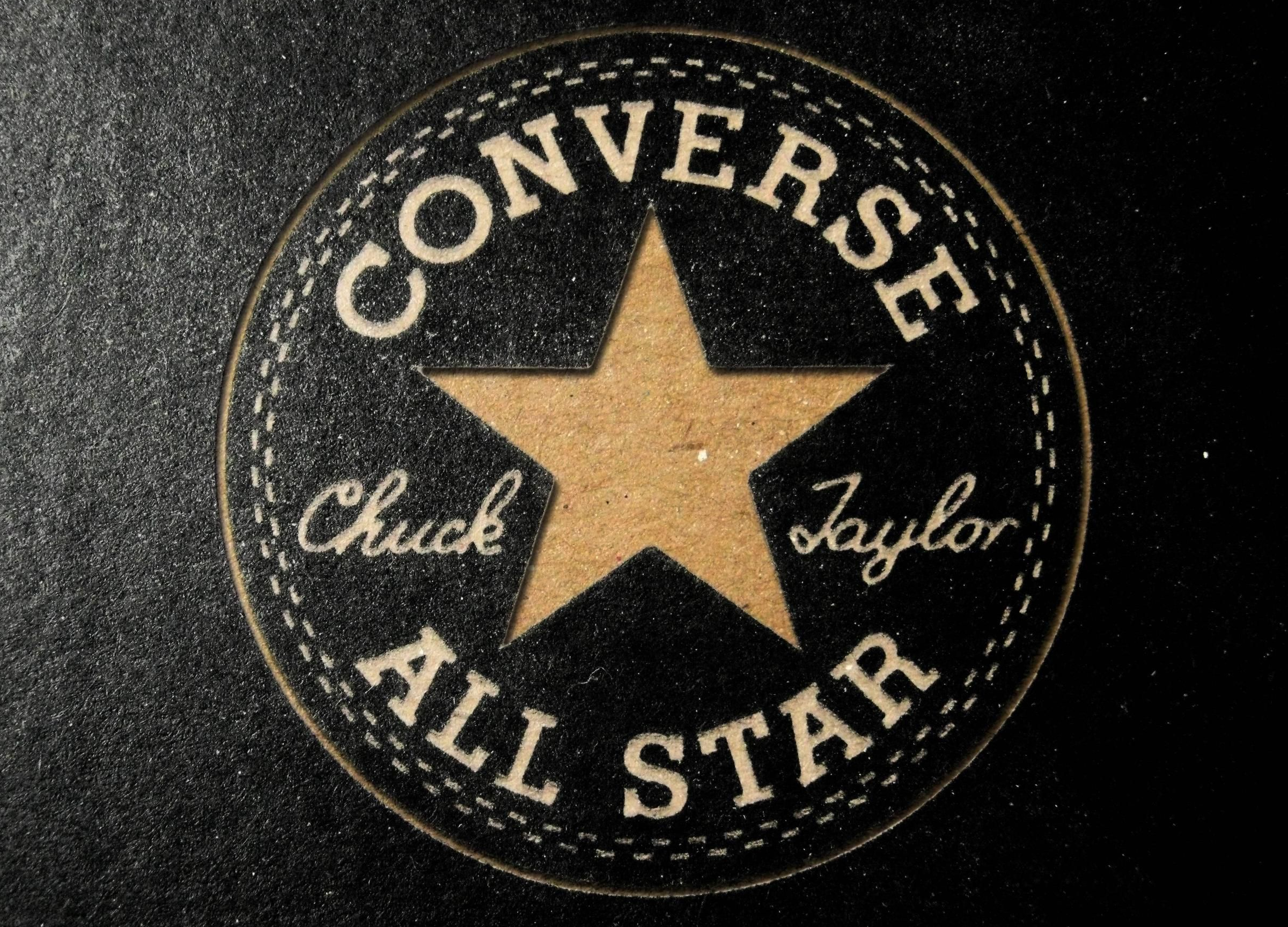 10 สนีกเกอร์ที่ไม่เคยตกยุคและเป็นที่จดจำมากที่สุดจาก Converse