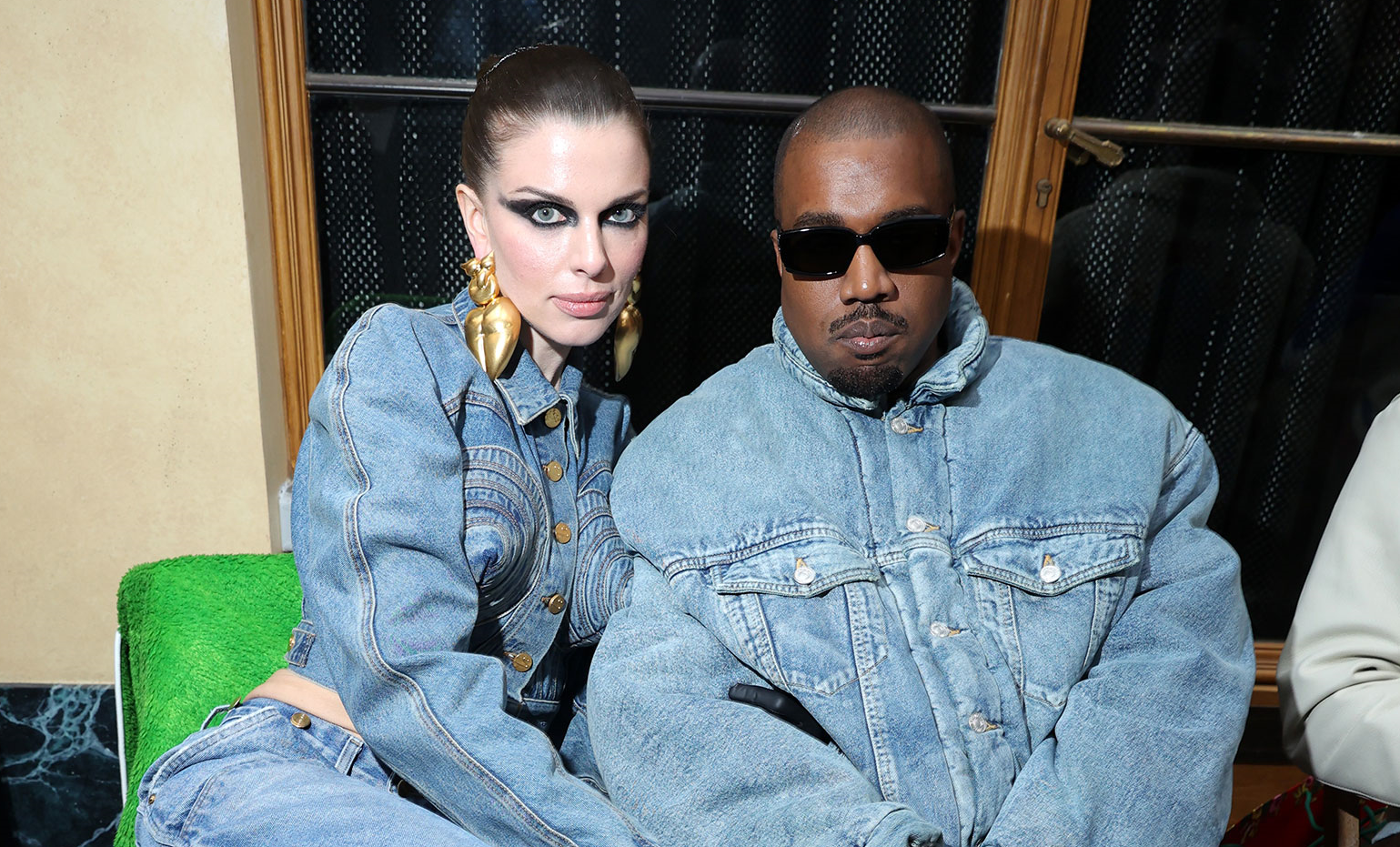 แจ็คเก็ตยีนส์ Balenciaga ที่ใส่ออกงานโดย Kanye West ถูกซื้อผ่านทางออนไลน์หมดแทบจะในทันที