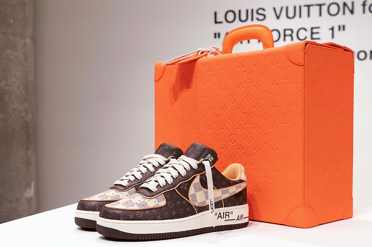 สนีกเกอร์รุ่นพิเศษ Louis Vuitton x Nike Air Force 1 ที่ได้รับการออกแบบโดย Virgil Abloh ถูกประมูลไปในราคาสูงสุดที่ $350,000 เหรียญสหรัฐฯ