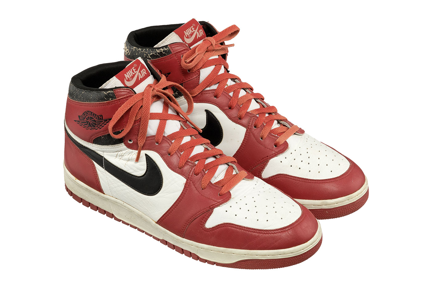 Nike Air Jordan 1 คู่ที่สวมลงสนามในปี 1986 พร้อมลายเซ็นของ Michael Jordan พร้อมสำหรับการประมูลแล้ว