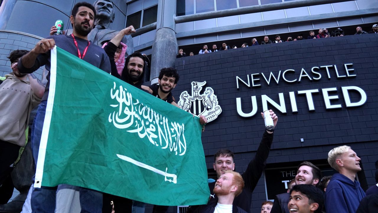 newcastle-fans-with-saudi-flag